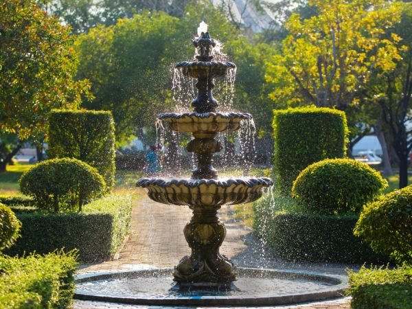 Fountain,And,Flower,Garden,In,The,Park